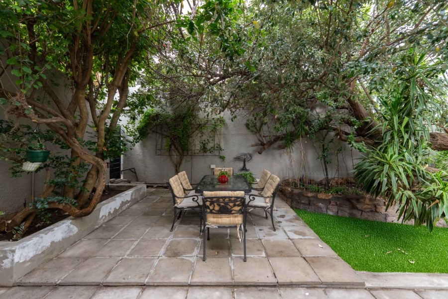 2 Bedroom Property for Sale in Vredehoek Western Cape